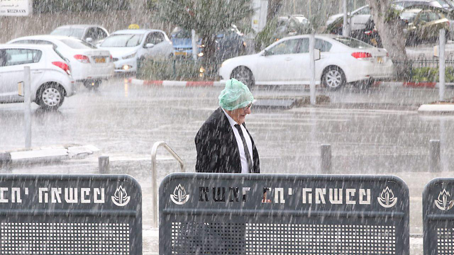 גשם שוטף בתל אביב (צילום: מוטי קמחי) (צילום: מוטי קמחי)
