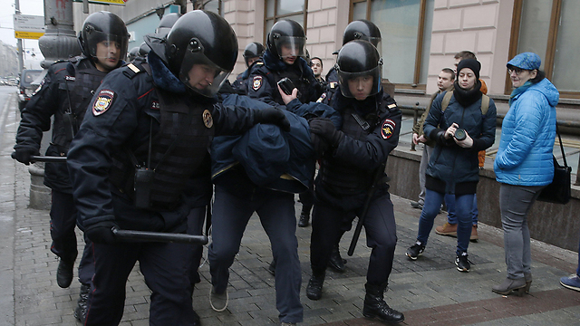 מעצר מפגינים נגד ממשלת רוסיה לפני חודשיים (צילום: EPA) (צילום: EPA)