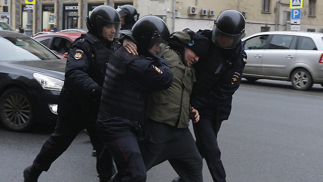 המעצרים במוסקבה, היום (צילום: EPA) (צילום: EPA)