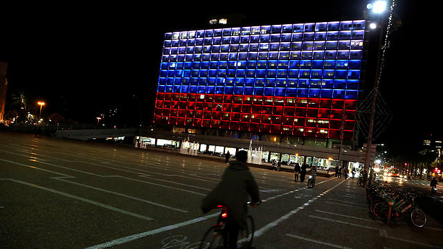 בניין העירייה בתל-אביב הואר בצבעי דגל רוסיה (צילום: רויטרס) (צילום: רויטרס)