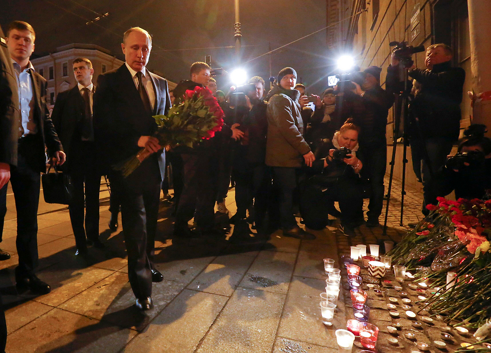 פוטין חולק כבוד לנרצחים, אמש (צילום: רויטרס) (צילום: רויטרס)