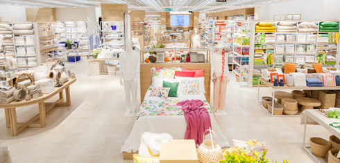 החנות הראשונה של ''זארה הום'' בישראל. צבעים אביביים, הרבה קש וטקסטיל (צילום: יקיר יעיש)