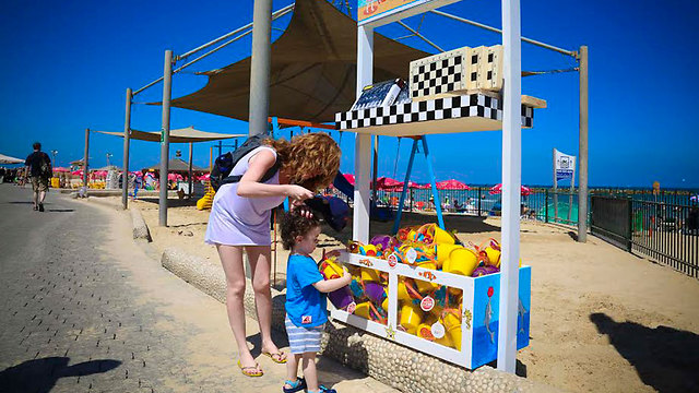 צעצועים לילדים בחופים (צילום: דוברות העירייה) (צילום: דוברות העירייה)