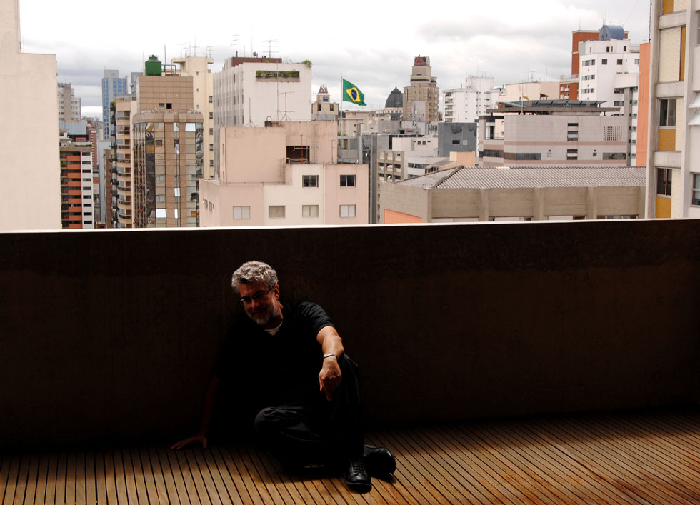מרסיו קוגן הברזילאי חי בדירה עירונית, רחוקה מאוד מהווילות שזיכו אותו בפרסים (צילום: באדיבות פסטיבל אפוס 8)
