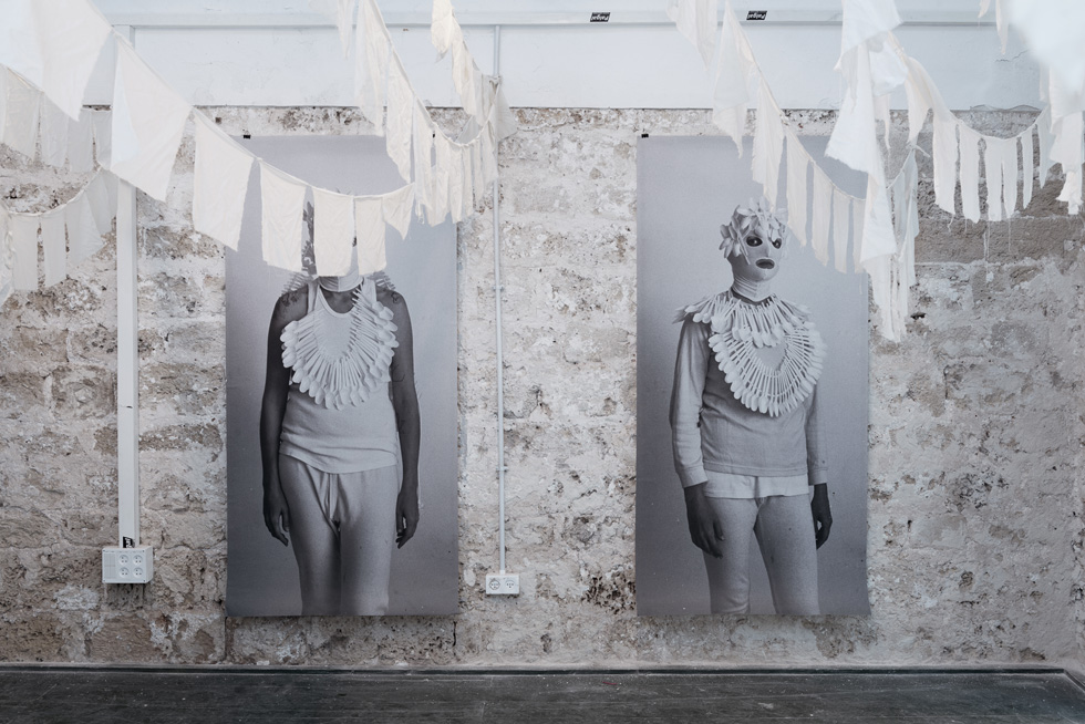 צילומים של אנה מירקין. במקום מוצגת בימים אלה התערוכה "הנני", ובה עבודות של 25 אמנים ישראלים (צילום: גדעון לוין)
