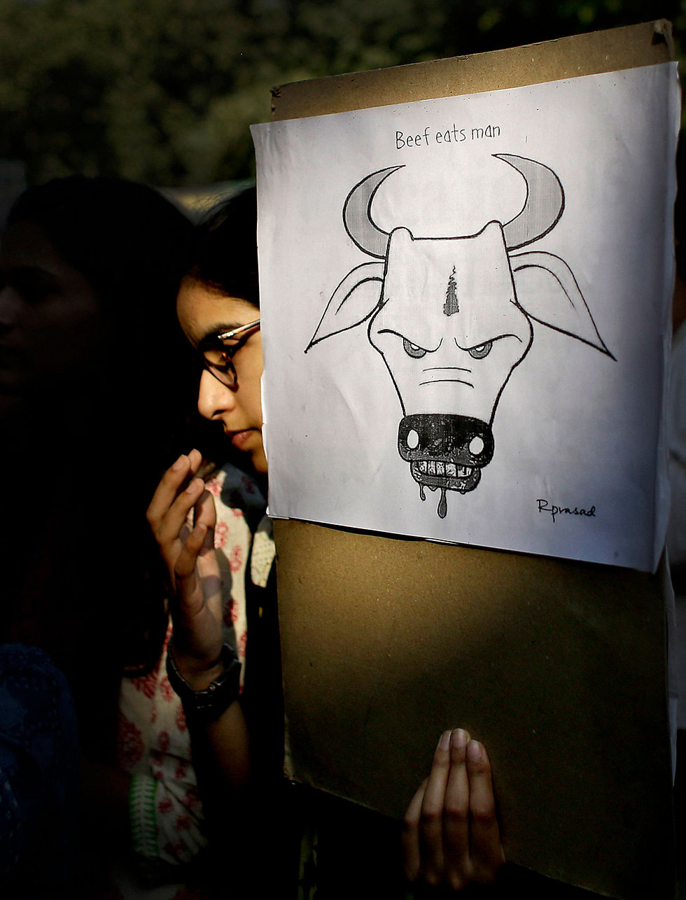 מחאה בניו דלהי בעקבות מותו של המוסלמי שהוביל פרות ברכבו (צילום: AP) (צילום: AP)