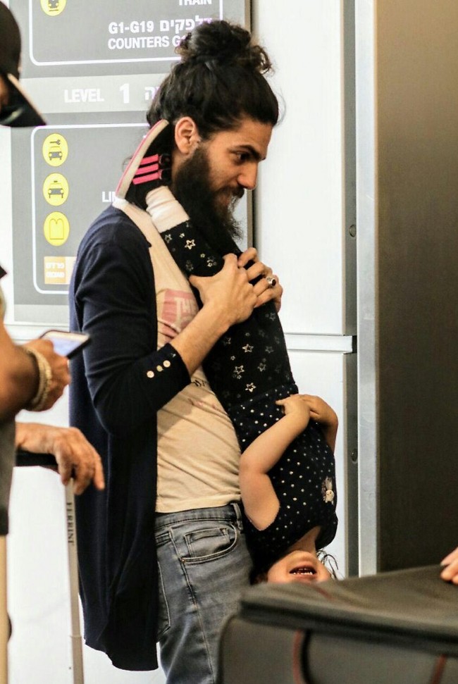 קצת דם למוח אחרי שישבת 15 שעות. יוסי ואמיליה משחקים (צילום: אמיר מאירי) קצת דם למוח אחרי שישבת 15 שעות. יוסי ואמיליה משחקים (צילום: אמיר מאירי)
