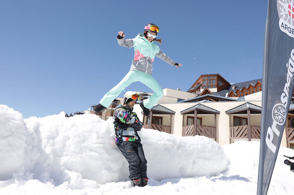 עומרי וקסניה מבלים בשלג (צילום: גילי עזגד) ()