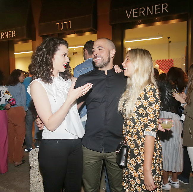זהו, נשבר הדיסטנס! קורין גדעון עם מעיין ואביחי (צילום: שוקה כהן ) זהו, נשבר הדיסטנס! קורין גדעון עם מעיין ואביחי (צילום: שוקה כהן )