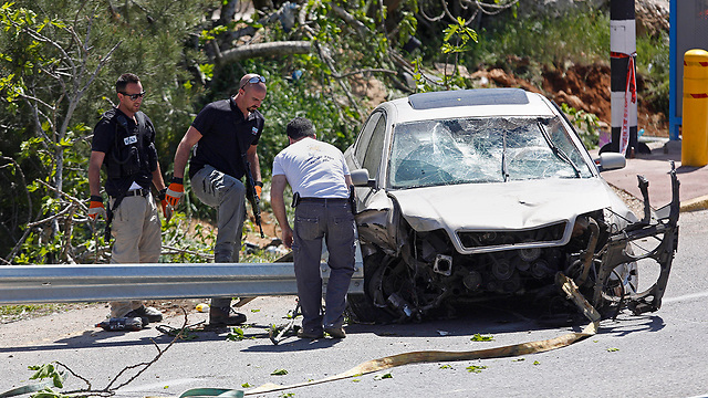 מכונית המחבל לאחר הפיגוע אתמול בצומת עפרה (צילום: AP) (צילום: AP)