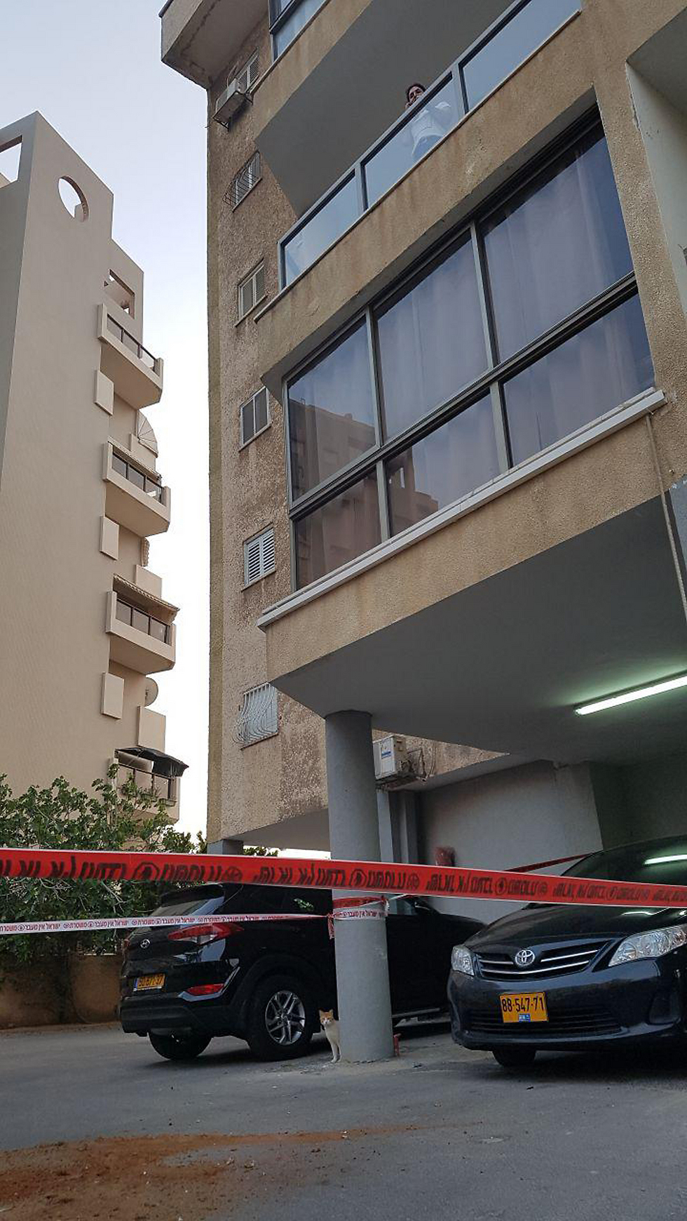 הבניין שממנו צנח האיש אל מותו באשדוד (צילום: רועי עידן) (צילום: רועי עידן)