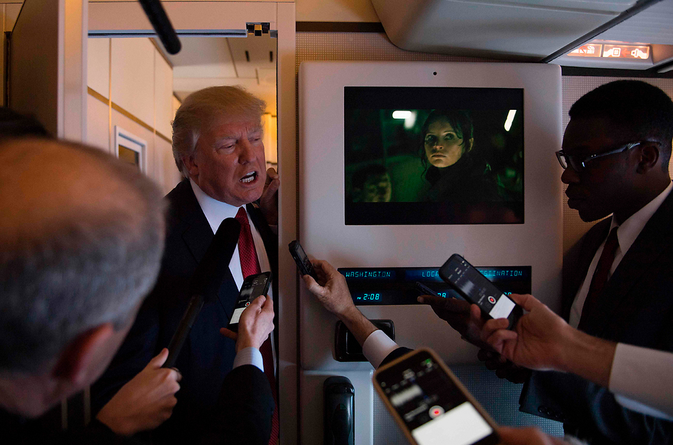 טראמפ באייר פורס 1. על המסך: הסרט "רוג 1" (צילום: AFP) (צילום: AFP)