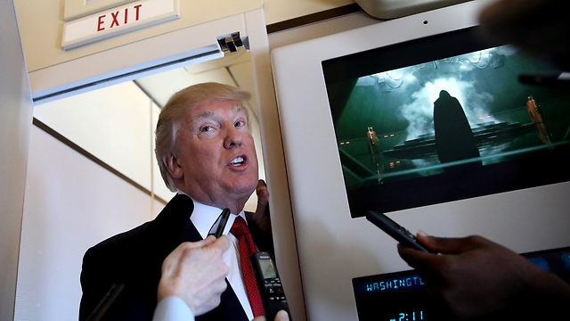 טראמפ במטוס הנשיאותי. נפל קורבן לשיחת מתיחה? (צילום: רויטרס) (צילום: רויטרס)