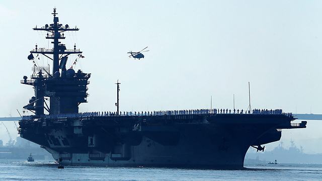 הפגנת כוח אמריקנית באזור. נושאת המטוסים יו אס אס קרל וינסון (צילום: רויטרס) (צילום: רויטרס)