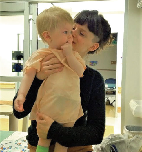פלוטניק ובנה טוביה בגיל 11 חודשים, בטיפולים בארצות הברית (צילום: אלבום פרטי)