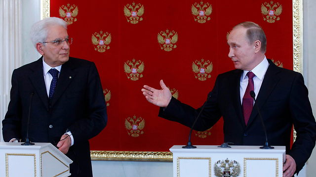 פוטין והנשיא האיטלקי מטרלה במוסקבה (צילום: AFP) (צילום: AFP)