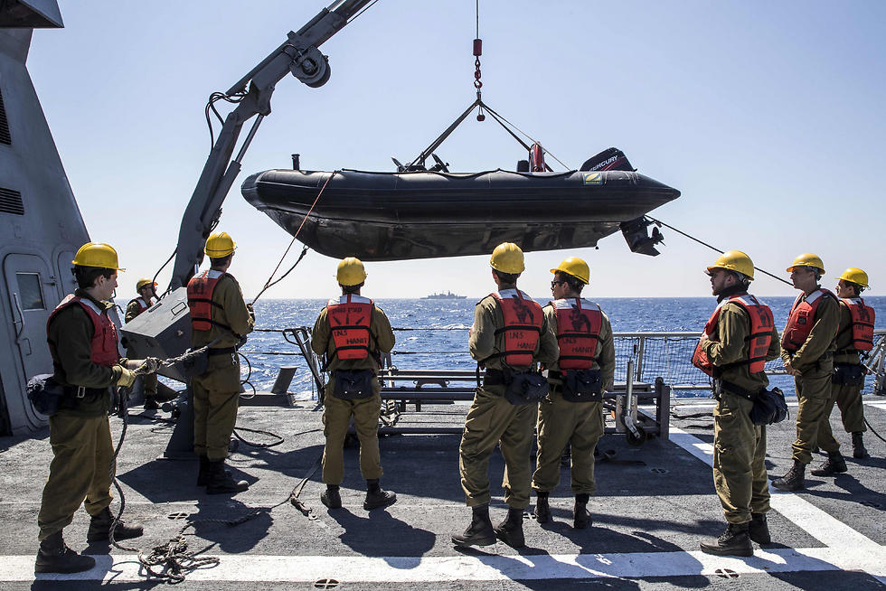 Israeli sailors prepare an inflatable boat. (Photo: AFP)