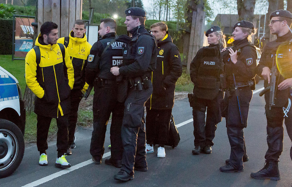Футболисты "Боруссии" и полиция. Фото: gettyimages
