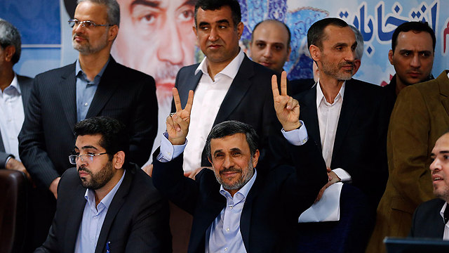 Ахмадинежад со своими сторонниками. Фото: ЕРА