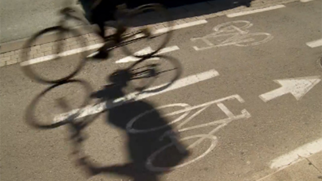 "רוכב האופניים חשוף לפגיעה ישירה ללא הגנה" (צילום: חגי דקל) (צילום: חגי דקל)