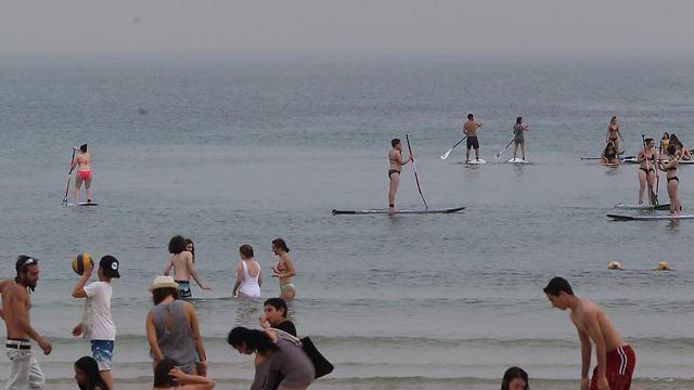 נהנים בחוף גורדון בתל אביב (צילום: מוטי קמחי) (צילום: מוטי קמחי)