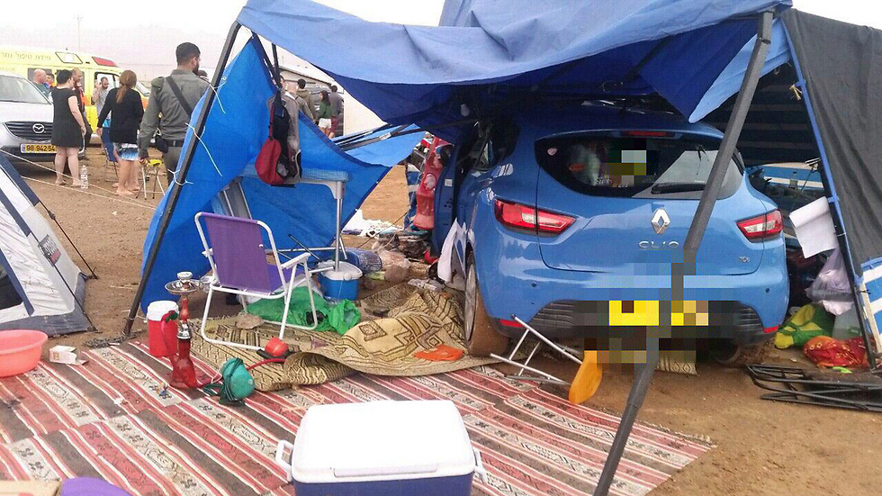 המכונית שפגעה באוהל (צילום: דוברות מד"א) (צילום: דוברות מד