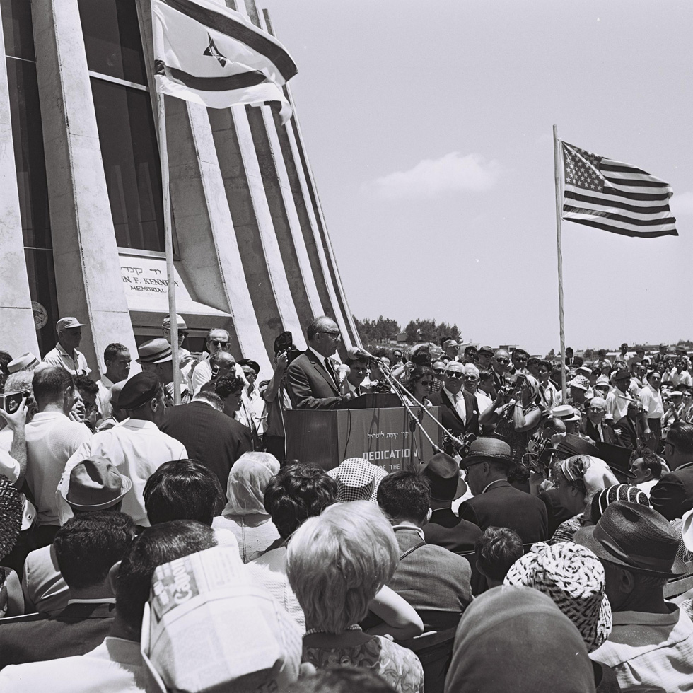  ראש הממשלה לוי אשכול חונך את ''יד קנדי'' ביום העצמאות האמריקאי, 4 ביולי 1966. קק''ל הובילה גיוס כספים מאסיבי בקרב יהודי ארה''ב (צילום: משה פרידן, לע"מ)