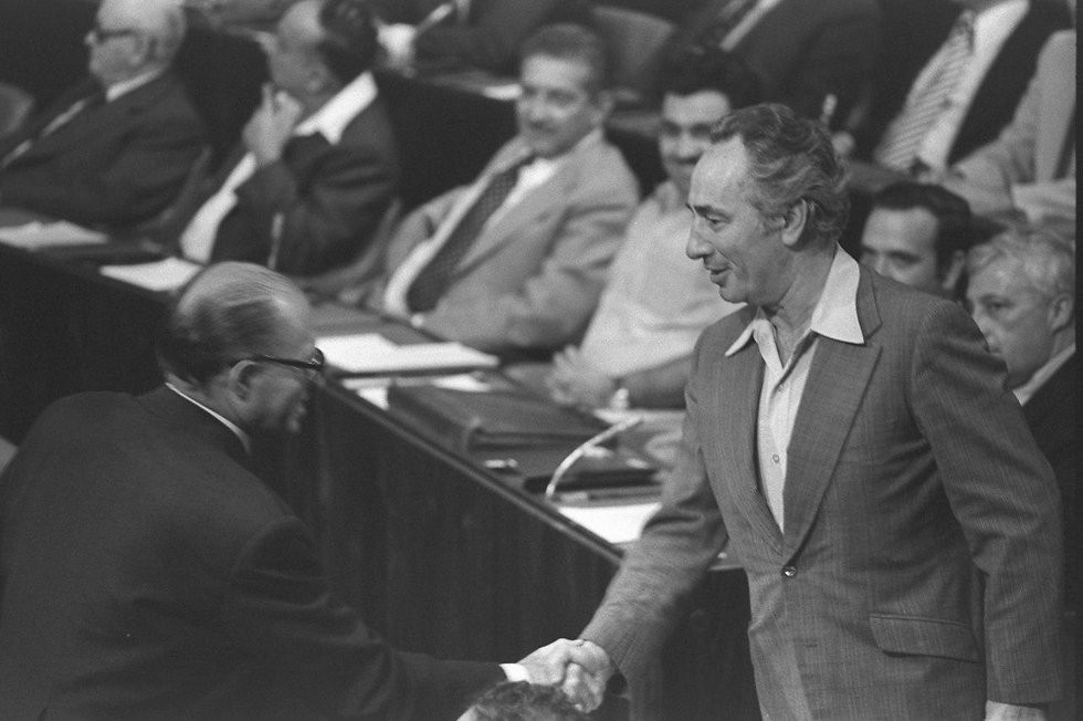 Menachem Begin and Shimon Peres (Phoot: Moshe Milner) (צילום: מילנר משה)