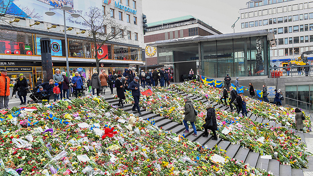 זרי פרחים שהניחו שבדים בזירת הפיגוע (צילום: רויטרס) (צילום: רויטרס)