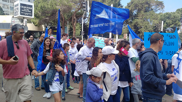 ynet תלמידי הריאלי בחיפה הפגינו מחשש לסגירת בית הספר - חדשות