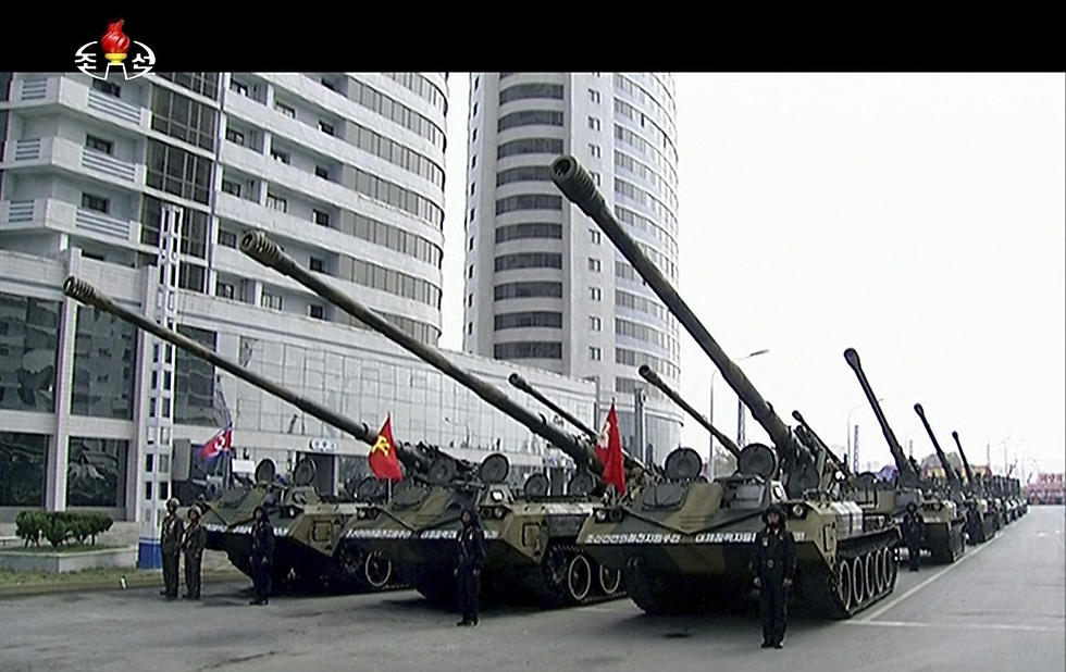 מפגן צבאי ענק בפיונגיאנג (צילום: AP) (צילום: AP)