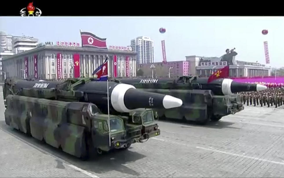 הוצגו לראשונה טילים בליסטיים המשוגרים מצוללות. מפגן הענק בצפון קוריאה (צילום: AP) (צילום: AP)