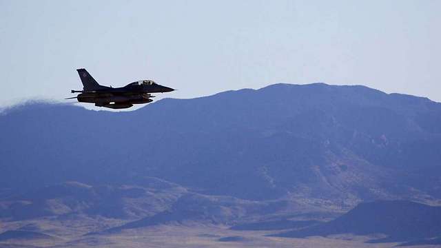 ה-F-16 מעל מדבריות נבאדה (צילום: Sandia Labs) (צילום: Sandia Labs)