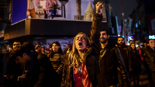 מתנגדי ארדואן מוחים באיסטנבול (צילום: AFP) (צילום: AFP)