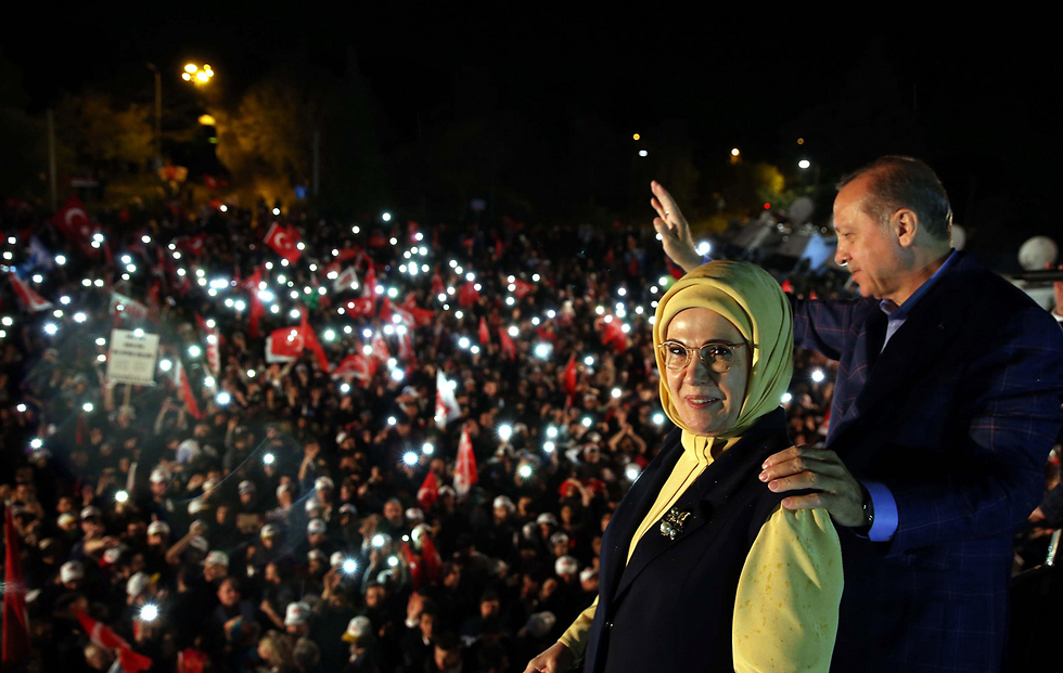 ארדואן ורעייתו חוגגים את הניצחון במשאל העם (צילום: EPA) (צילום: EPA)