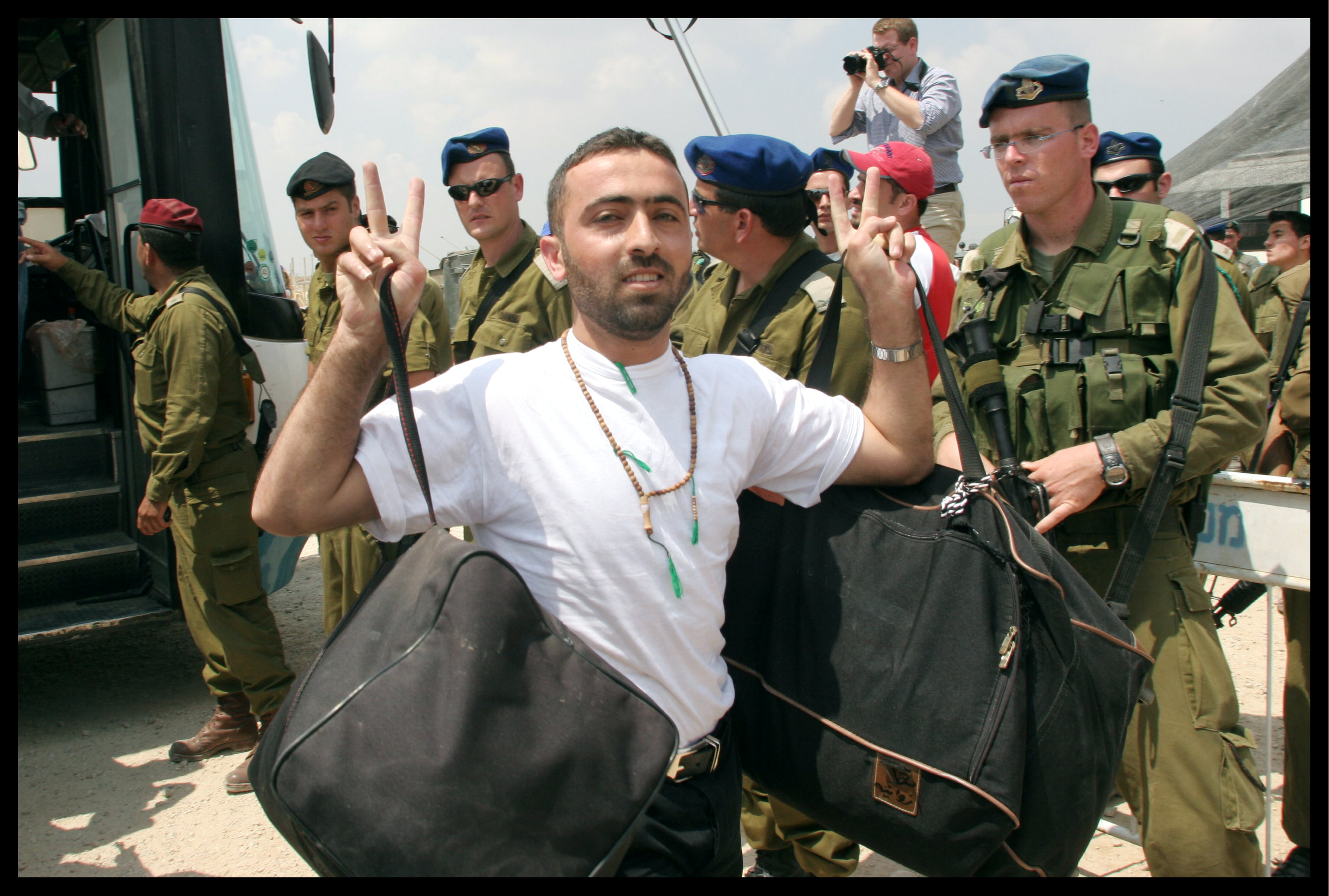 Один из 398 заключенных, выпущенных по сделке 2005 года, в момент освобождения. Фото: Меир Партуш