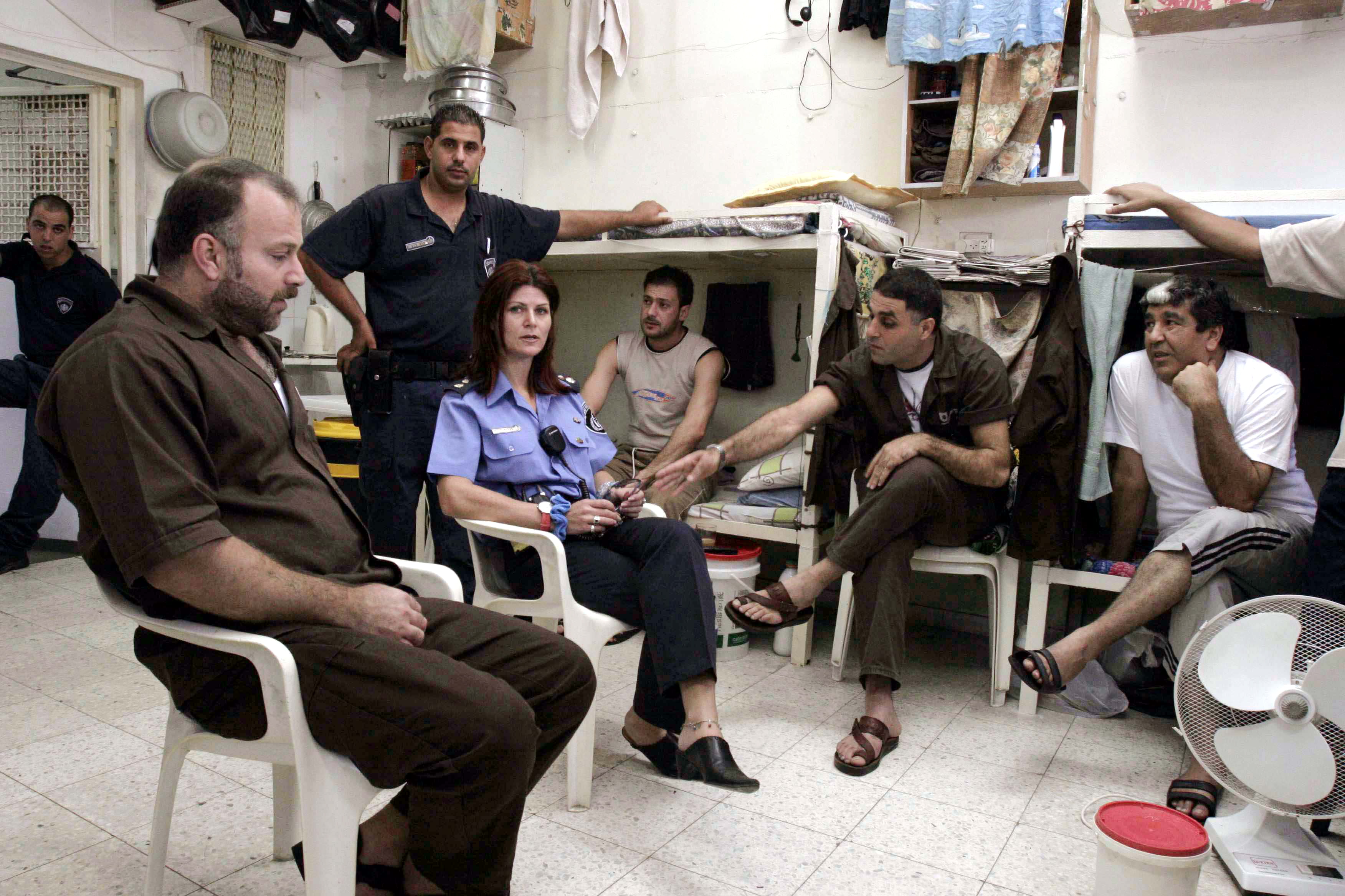 Замначальника тюрьмы в Ашкелоне беседует с палестинскими заключенными. Фото: Шауль Голан (архив "Едиот ахронот")