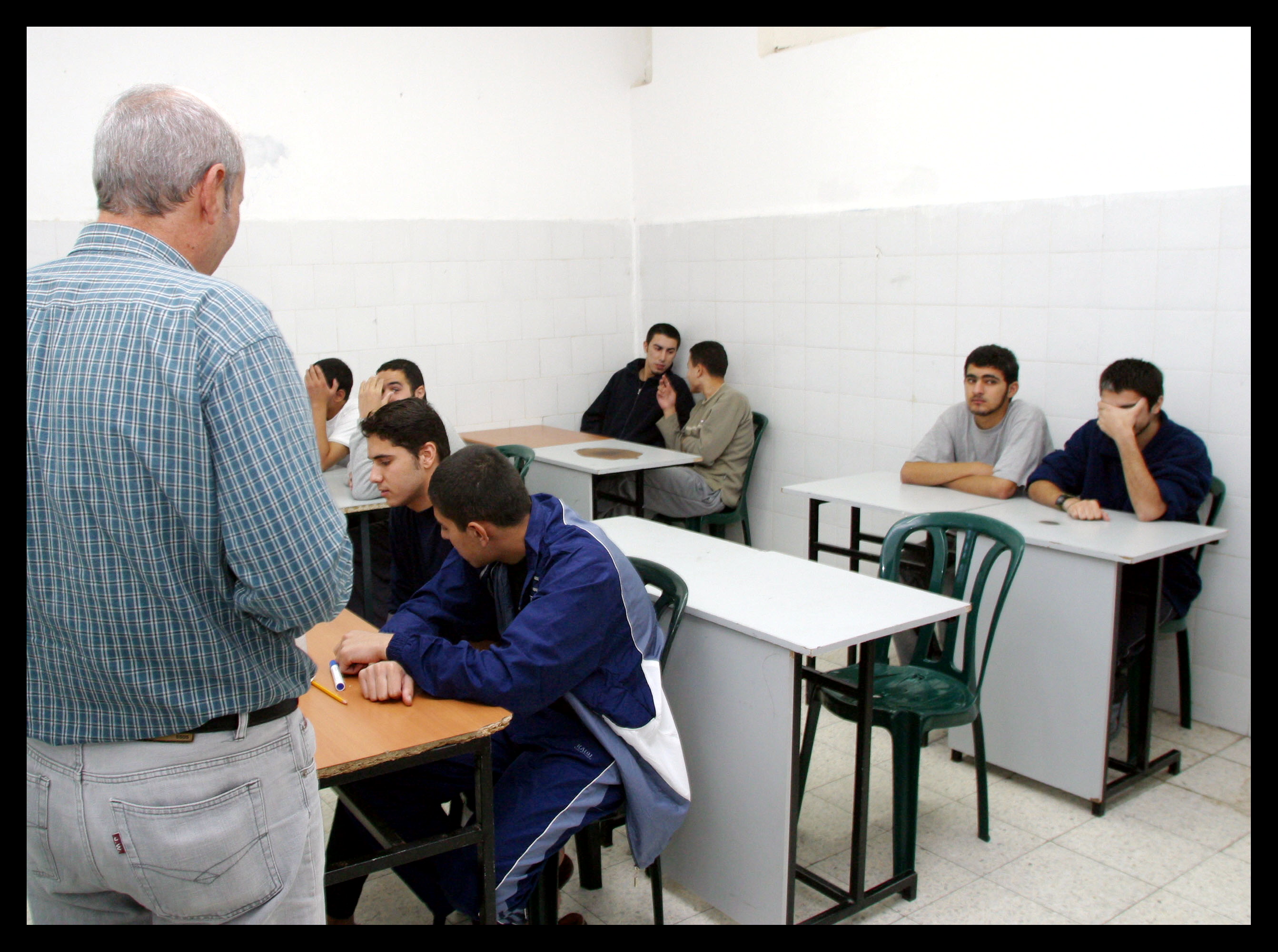 Несовершеннолетние заключенные в классе в израильской тюрьме. Фото: Меир Партуш (архив "Едиот ахронот")