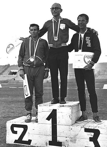 אלוף המכביה ה-8 בתחרות הליכה ל-10,000 מטר 1969  (צילום מתוך "ההליכה לאולימפיאדה - מברגן בלזן למשחקים האולימפים" מאת פרופ' שאול לדני) (צילום מתוך 