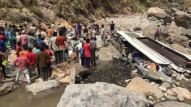 ערוץ הנהר שאליו נפל האוטובוס (צילום: AFP) (צילום: AFP)
