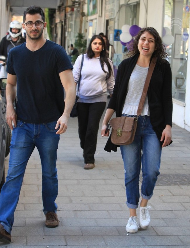 אלון בינתיים נשאר רציני (צילום: מוטי לבטון) אלון בינתיים נשאר רציני (צילום: מוטי לבטון)