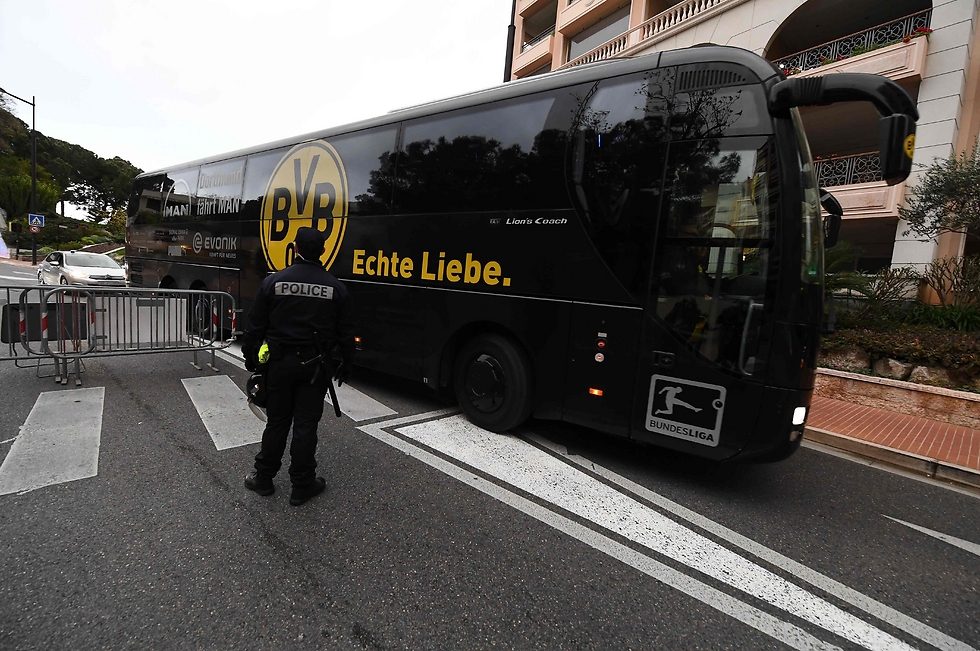 האוטובוס של דורטמונד בכניסה למגרש (צילום: AFP) (צילום: AFP)
