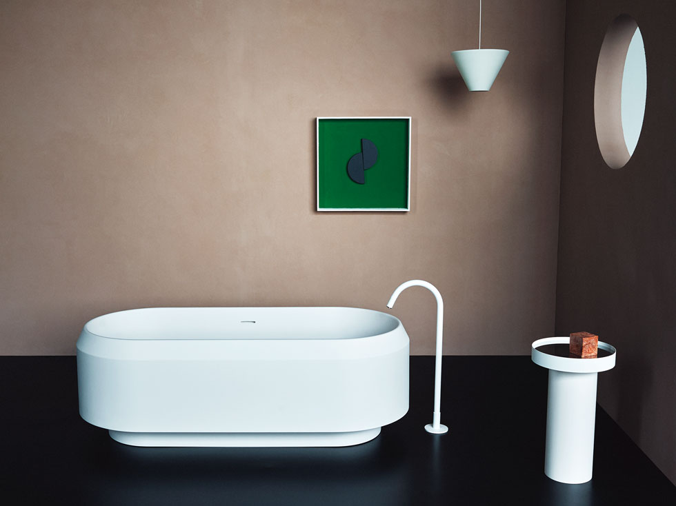 מה כבר אפשר לחדש באמבטיה? אחת המעצבות העסוקות בעולם, פטריסיה אורקיולה, שילבה גיאומטריות וקווים רכים באמבט Lariana ל-Agape