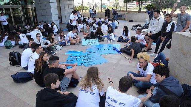 התלמידים מפגינים בתל אביב (צילום: מוטי קמחי) (צילום: מוטי קמחי)