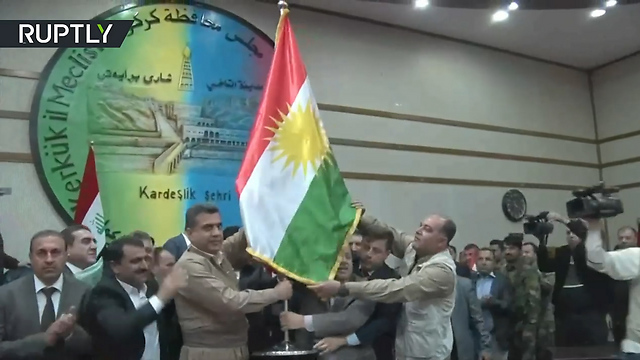 הדגל הכורדי. העירקים דרשו להוריד, הכורדים התעלמו ()