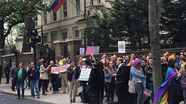 גינויים מרחבי העולם. מפגינים מול שגרירות רוסיה בלונדון (צילום: AP) (צילום: AP)