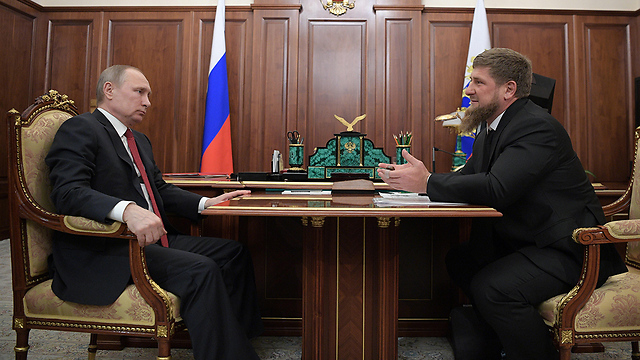שליט צ'צ'ניה קדירוב עם פוטין (צילום: MCT) (צילום: MCT)