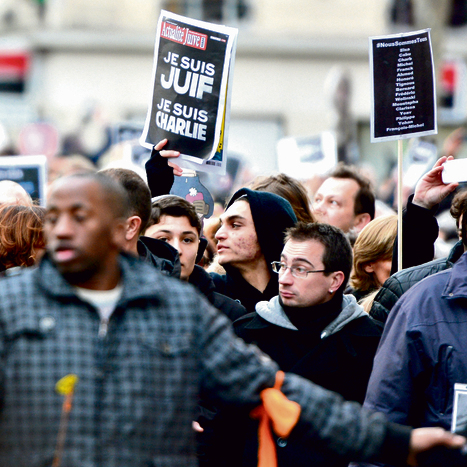מפגינים צועדים בסולידריות עם שלטי "אני יהודי" בפריז, בעקבות מתקפות הטרור בינואר 2015