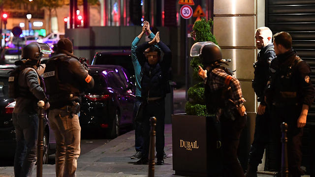 זירת הפיגוע בפריז, שלשום (צילום: AFP) (צילום: AFP)