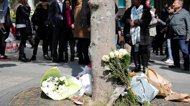 זרי פרחים בזירת הפיגוע בשאנז אליזה (צילום: AP) (צילום: AP)